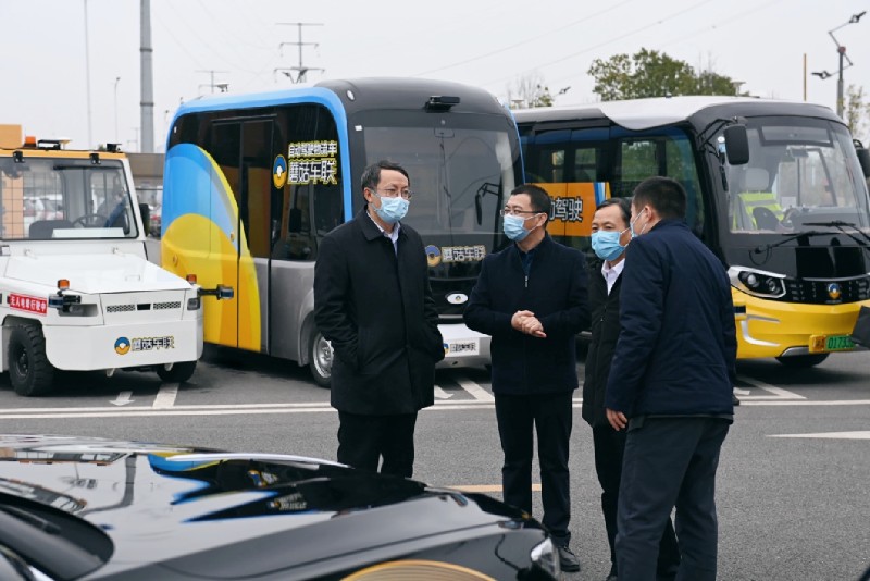 李克强院士与蘑菇车联副总裁邓志伟现场交流，左一李克强院士，左二邓志伟